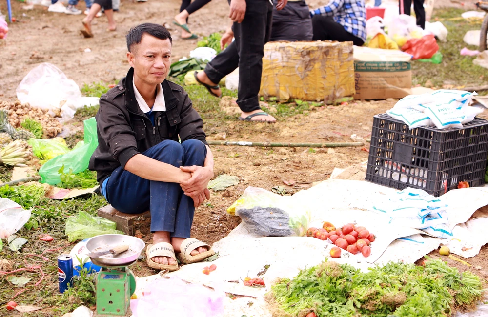 Phiên chợ độc nhất ở Thanh Hóa ném cà chua vào người để cầu may - 15.JPG