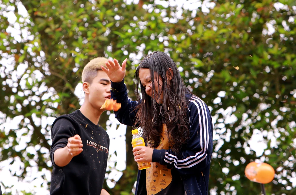 Phiên chợ độc nhất ở Thanh Hóa ném cà chua vào người để cầu may - 16.JPG