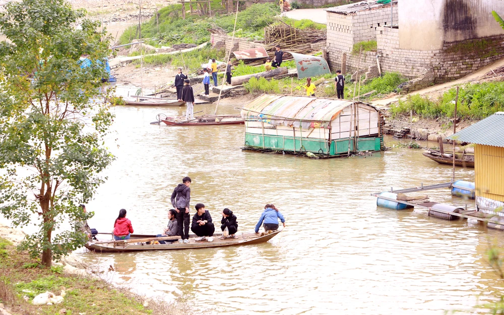 Phiên chợ độc nhất ở Thanh Hóa ném cà chua vào người để cầu may - 17.JPG