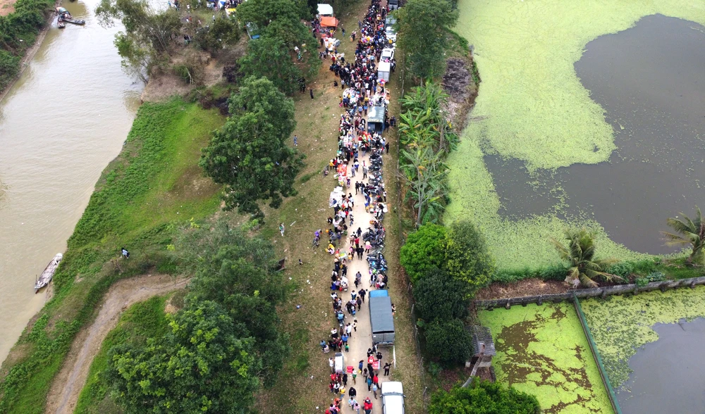 Phiên chợ độc nhất ở Thanh Hóa ném cà chua vào người để cầu may - 18.JPG