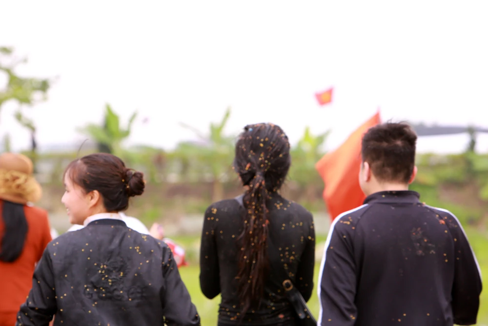 Phiên chợ độc nhất ở Thanh Hóa ném cà chua vào người để cầu may - 2.JPG