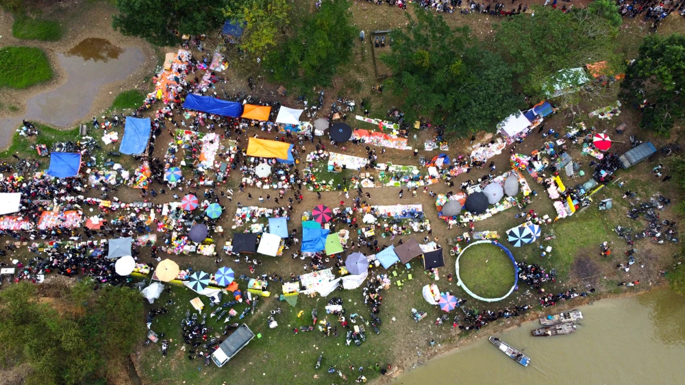 Phiên chợ độc nhất ở Thanh Hóa ném cà chua vào người để cầu may - 20.JPG