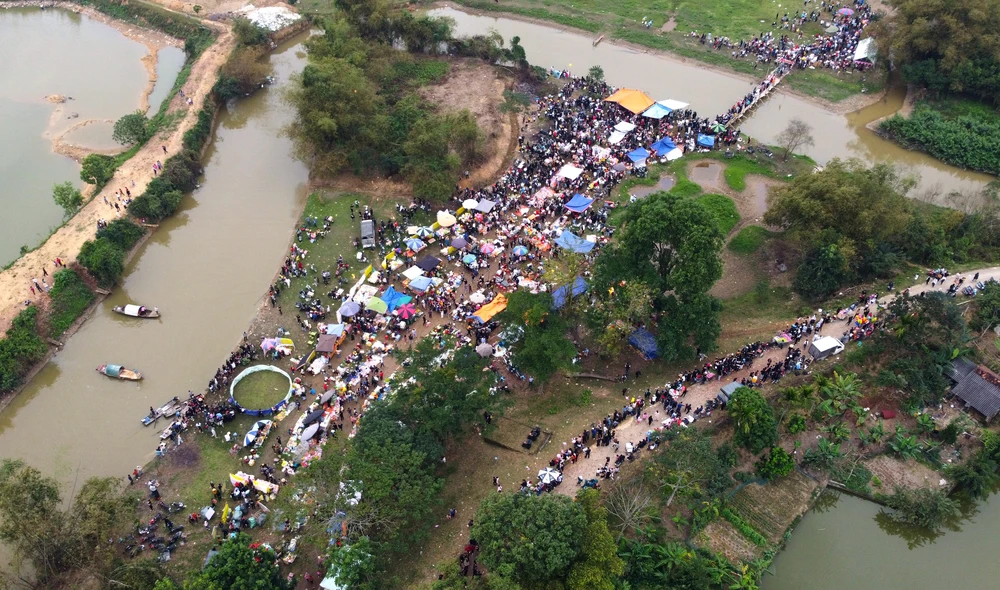 Phiên chợ độc nhất ở Thanh Hóa ném cà chua vào người để cầu may - 22.JPG