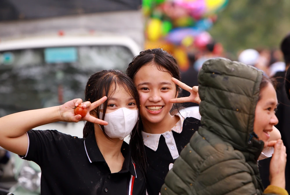 Phiên chợ độc nhất ở Thanh Hóa ném cà chua vào người để cầu may - 7.JPG