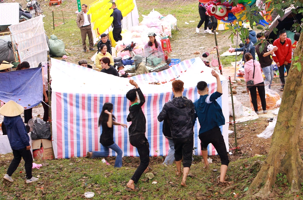 Phiên chợ độc nhất ở Thanh Hóa ném cà chua vào người để cầu may - 8.JPG