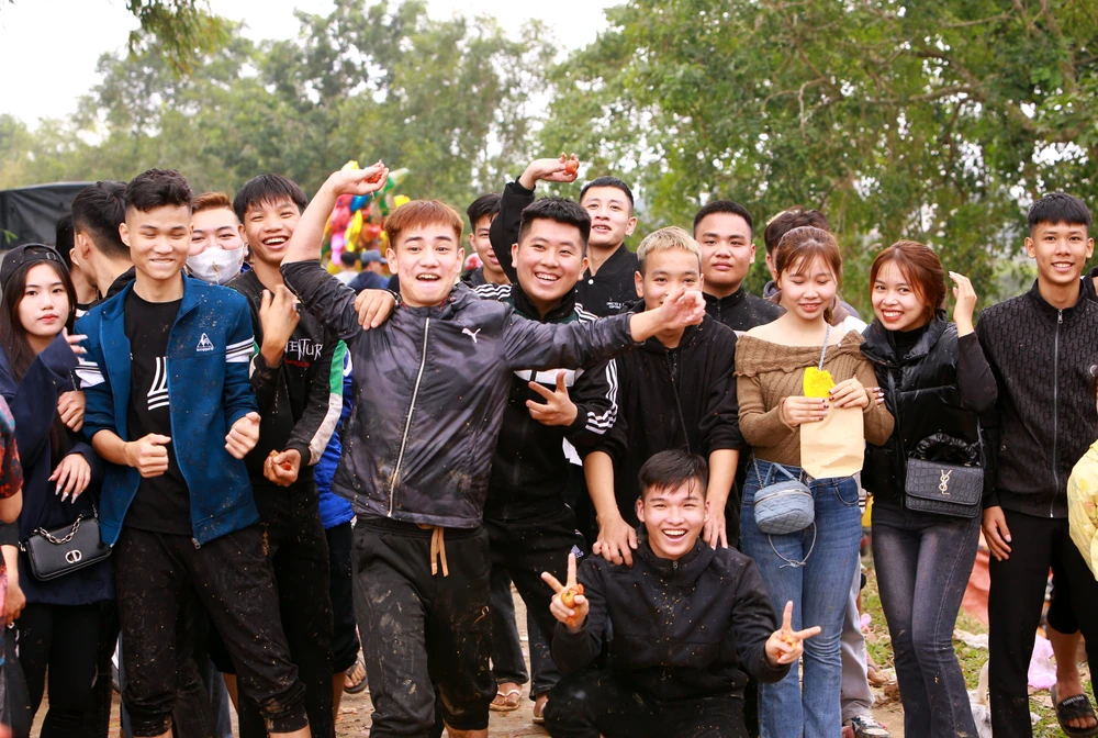 Phiên chợ độc nhất ở Thanh Hóa ném cà chua vào người để cầu may - 9.JPG