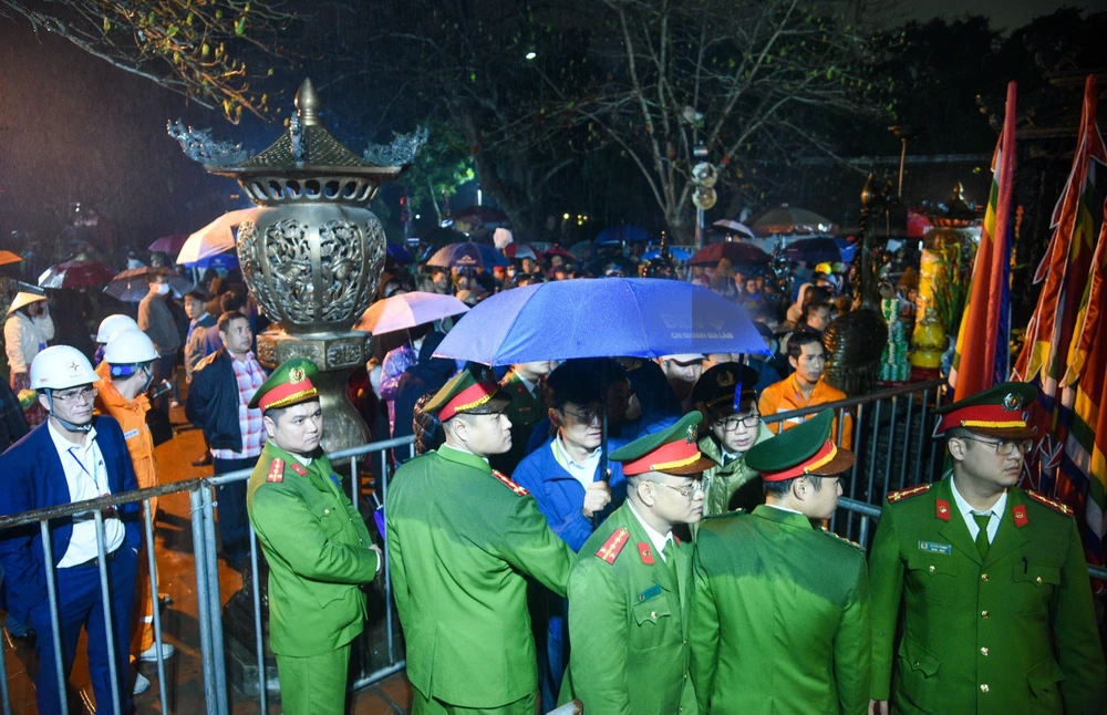 Du khách thập phương đội mưa trong đêm Khai ấn Đền Trần-12.jpg