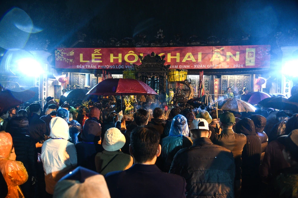 Du khách thập phương đội mưa trong đêm Khai ấn Đền Trần-5.jpg