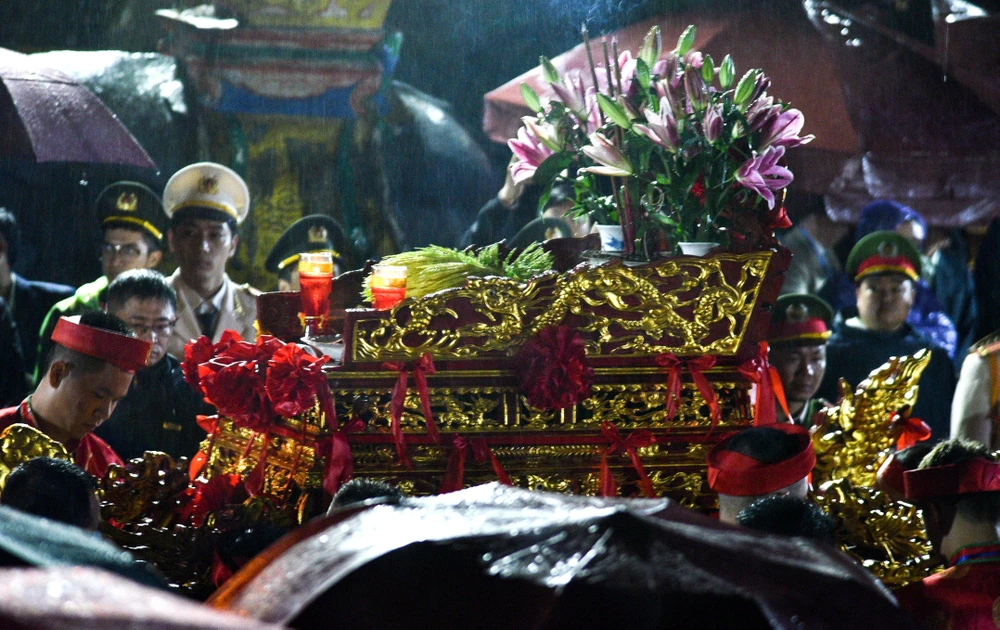 Du khách thập phương đội mưa trong đêm Khai ấn Đền Trần-9.jpg