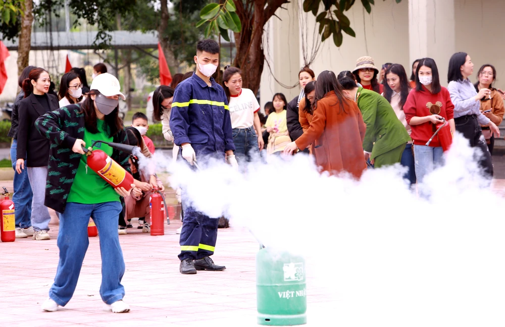 Cận cảnh sinh viên, thầy cô giáo đu dây, nhảy thoát hiểm khỏi đám cháy - 12.JPG