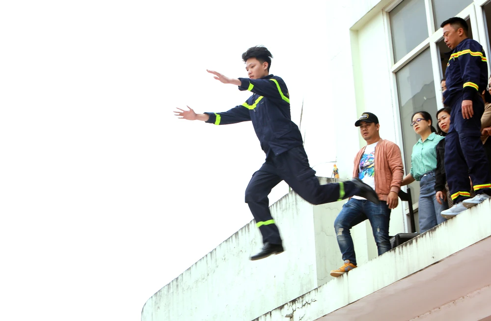 Cận cảnh sinh viên, thầy cô giáo đu dây, nhảy thoát hiểm khỏi đám cháy - 16.JPG