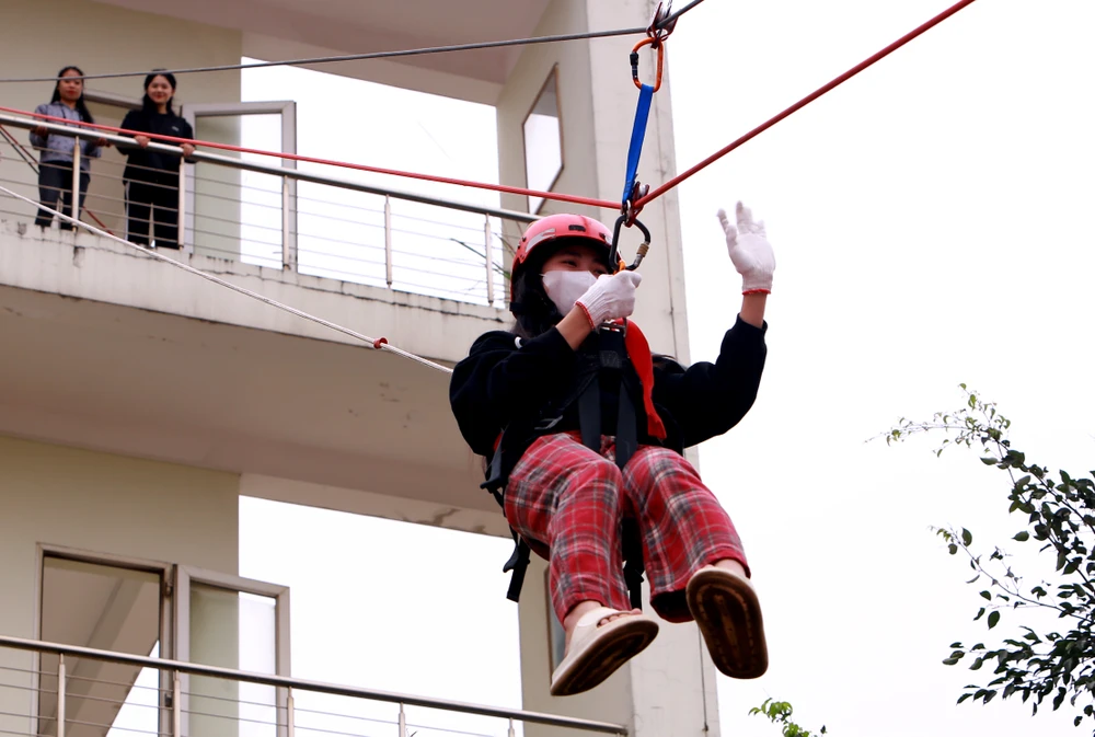 Cận cảnh sinh viên, thầy cô giáo đu dây, nhảy thoát hiểm khỏi đám cháy - 19.JPG