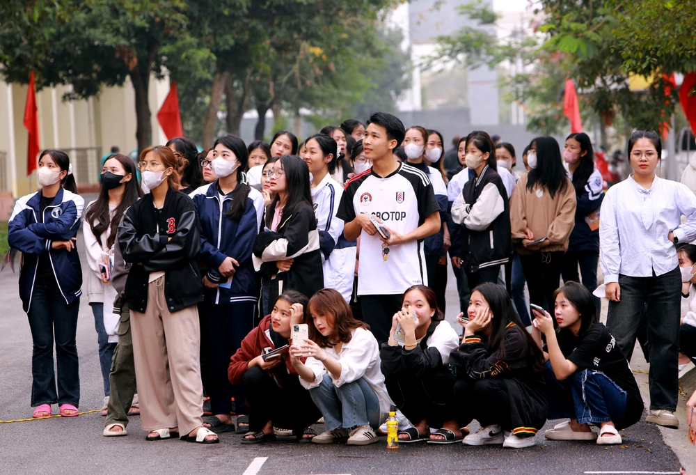 Cận cảnh sinh viên, thầy cô giáo đu dây, nhảy thoát hiểm khỏi đám cháy - 2.JPG