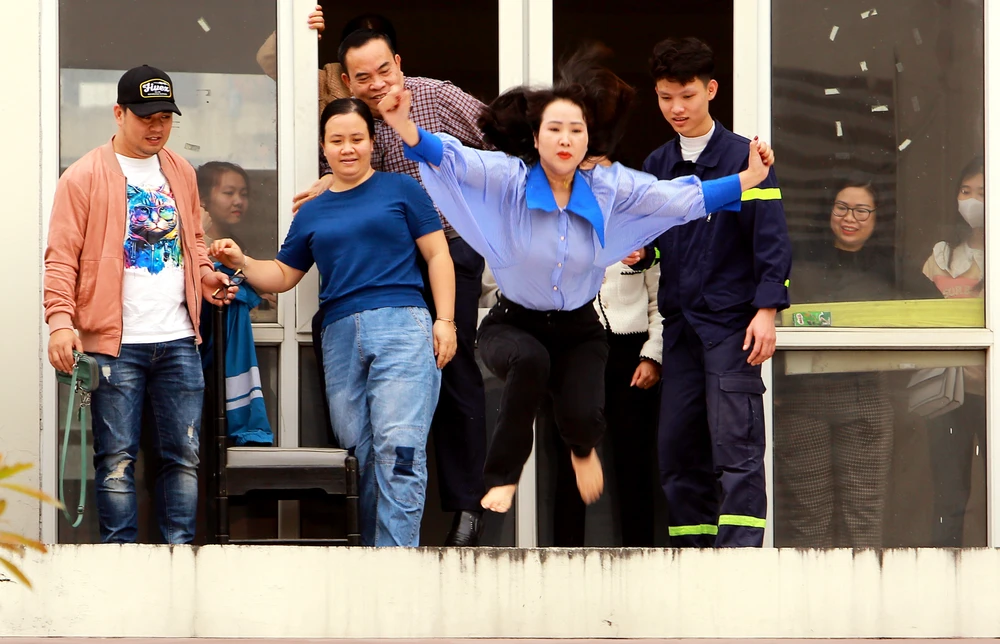 Cận cảnh sinh viên, thầy cô giáo đu dây, nhảy thoát hiểm khỏi đám cháy - 20.jpg