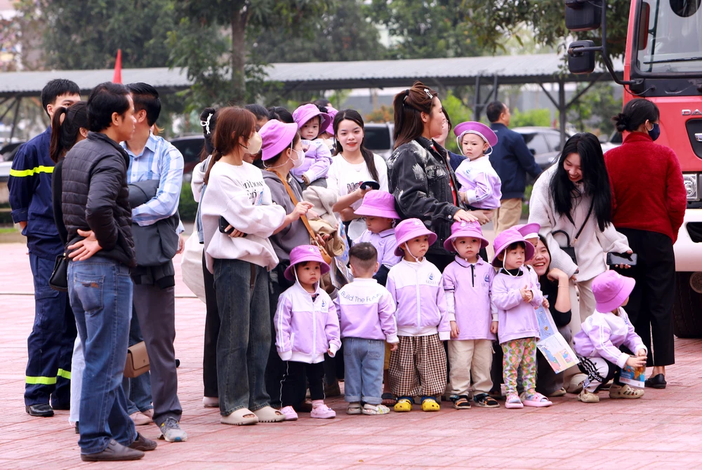 Cận cảnh sinh viên, thầy cô giáo đu dây, nhảy thoát hiểm khỏi đám cháy - 6.JPG