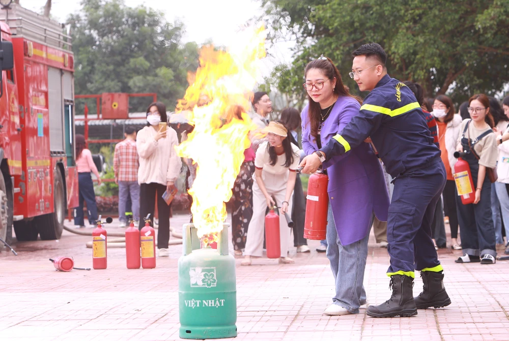 Cận cảnh sinh viên, thầy cô giáo đu dây, nhảy thoát hiểm khỏi đám cháy - 7.JPG