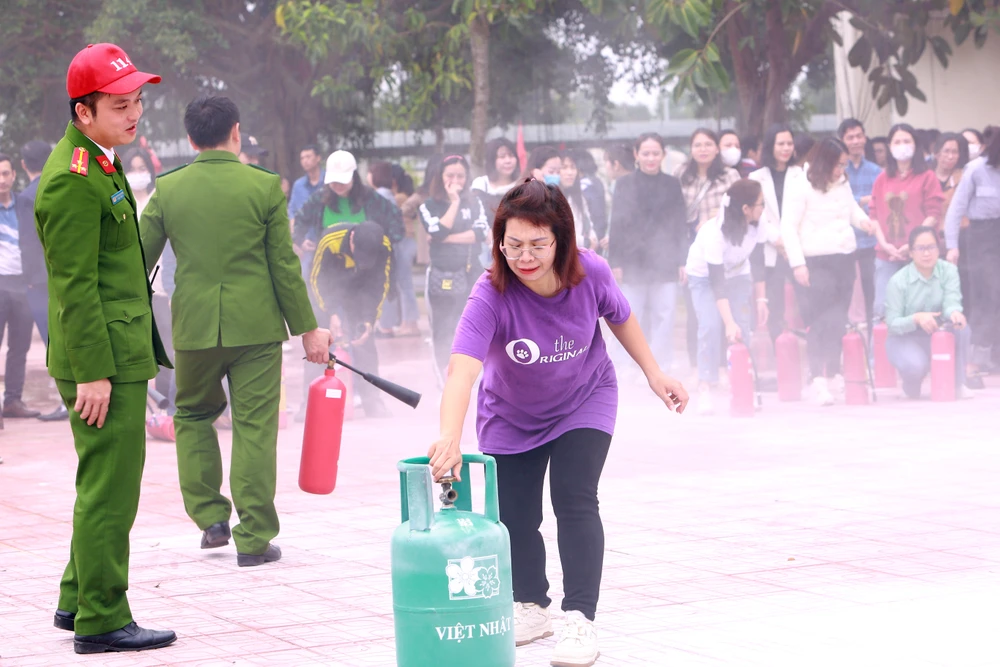 Cận cảnh sinh viên, thầy cô giáo đu dây, nhảy thoát hiểm khỏi đám cháy - 8.JPG