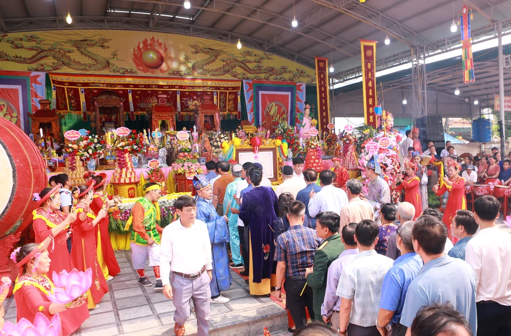 Cận cảnh Lễ hội Cầu Ngư ở làng biển có mật độ dân số cao nhất Việt Nam - 13.JPG