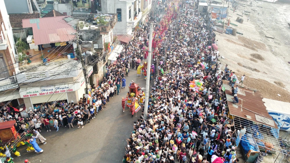 Cận cảnh Lễ hội Cầu Ngư ở làng biển có mật độ dân số cao nhất Việt Nam - 4.jpg