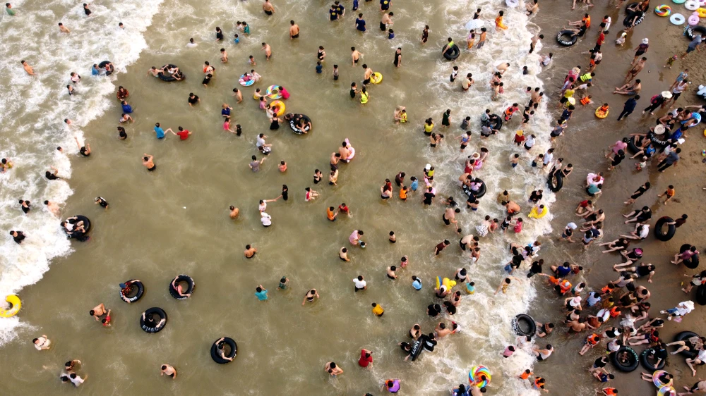 Biển Sầm Sơn đặc người, thất thủ trong ngày 30-4 - 21.JPG