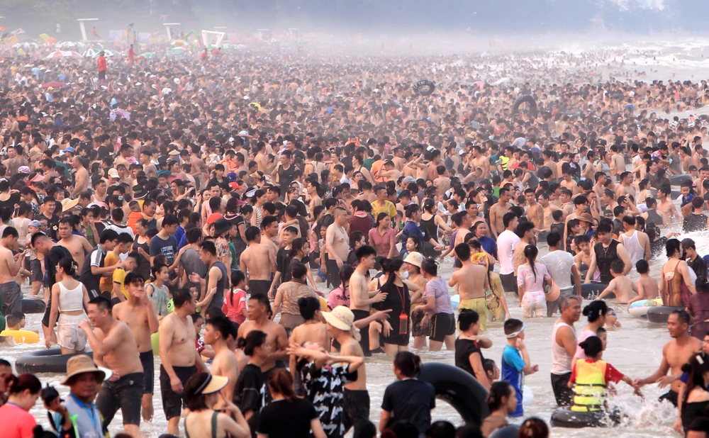 Biển Sầm Sơn đặc người, thất thủ trong ngày 30-4 -.JPG