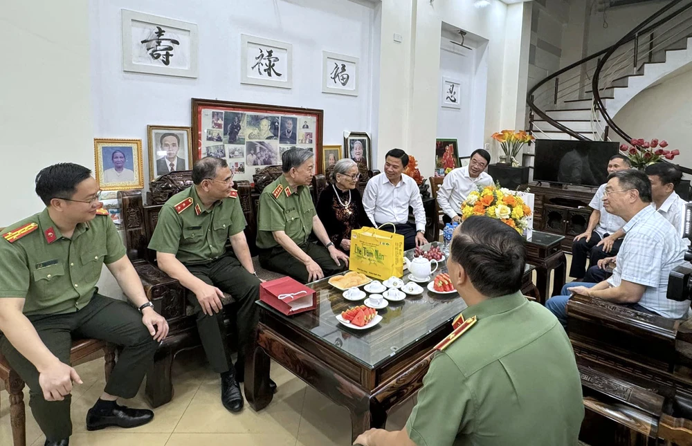 Đại tướng Tô Lâm thăm, tặng quà, tri ân người có công với cách mạng ở Thanh Hóa -5.jpg