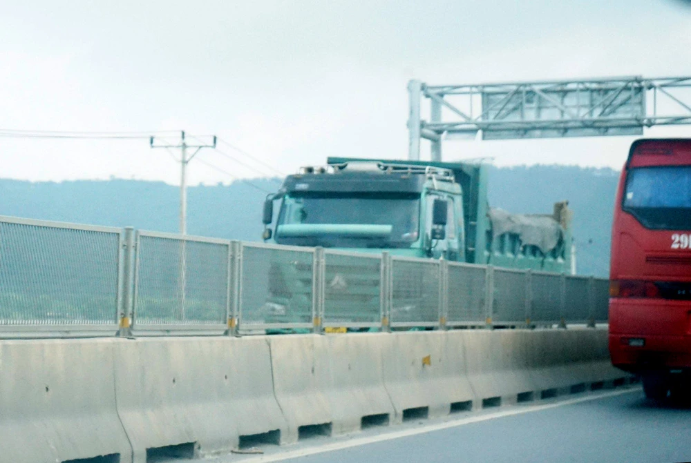 Xe tải chở đất “xé rào”, cắt ngang đi vào cao tốc Bắc Nam ở Thanh Hóa - 11.jpg