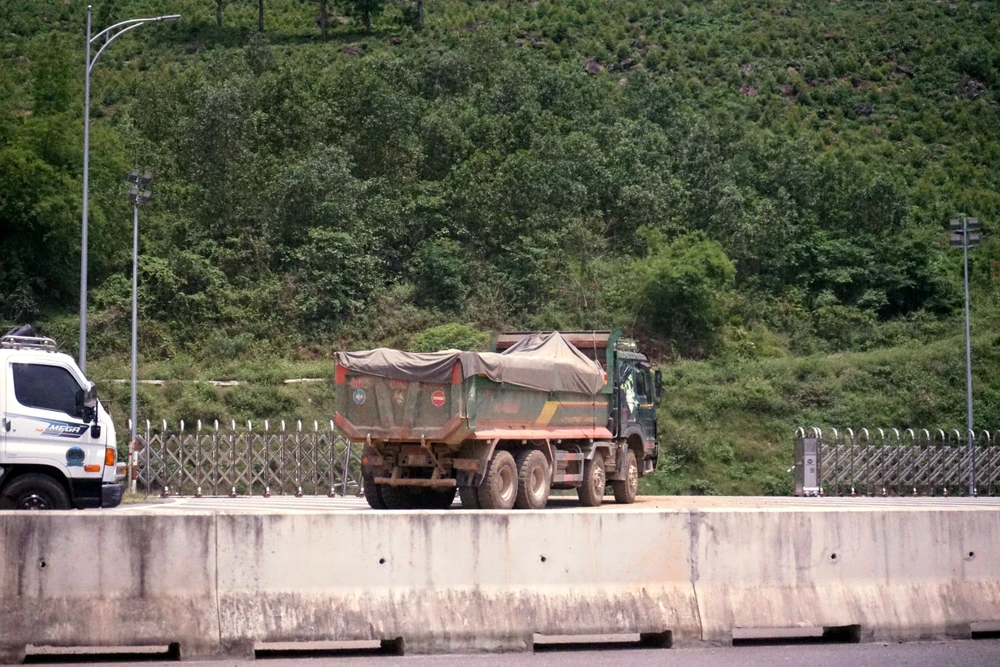 Xe tải chở đất “xé rào”, cắt ngang đi vào cao tốc Bắc Nam ở Thanh Hóa - 13.jpg
