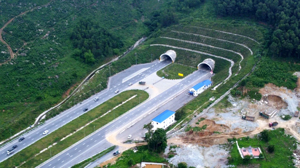 Xe tải chở đất “xé rào”, cắt ngang đi vào cao tốc Bắc Nam ở Thanh Hóa - 2.JPG