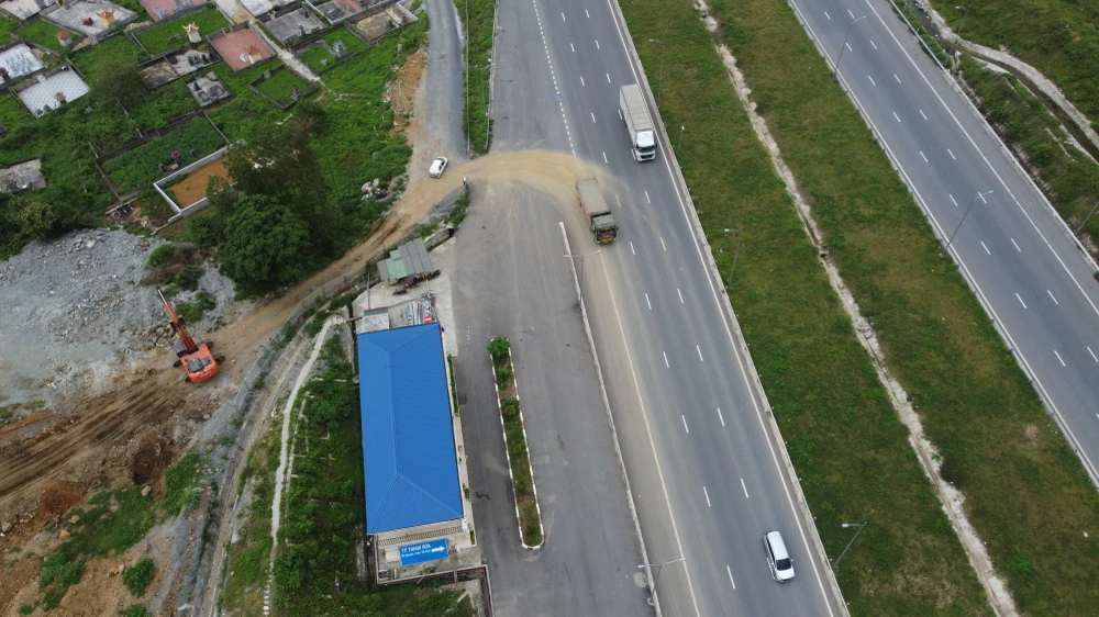 Xe tải chở đất “xé rào”, cắt ngang đi vào cao tốc Bắc Nam ở Thanh Hóa - 3.JPG