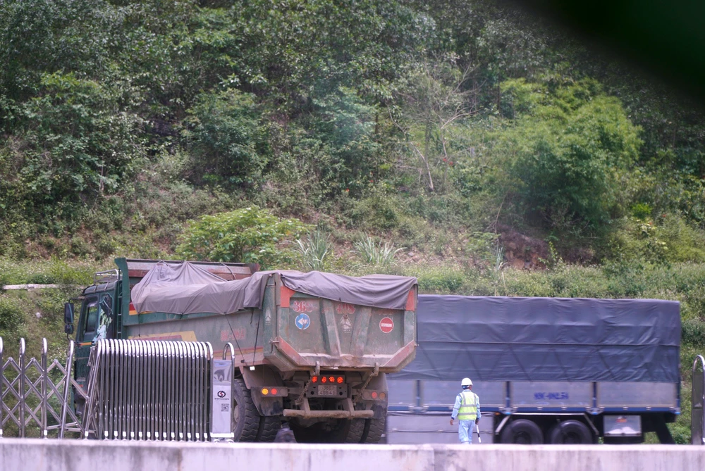 Xe tải chở đất “xé rào”, cắt ngang đi vào cao tốc Bắc Nam ở Thanh Hóa - 8.jpg
