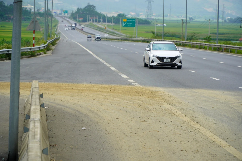 Xe tải chở đất “xé rào”, cắt ngang đi vào cao tốc Bắc Nam ở Thanh Hóa - 9.jpg
