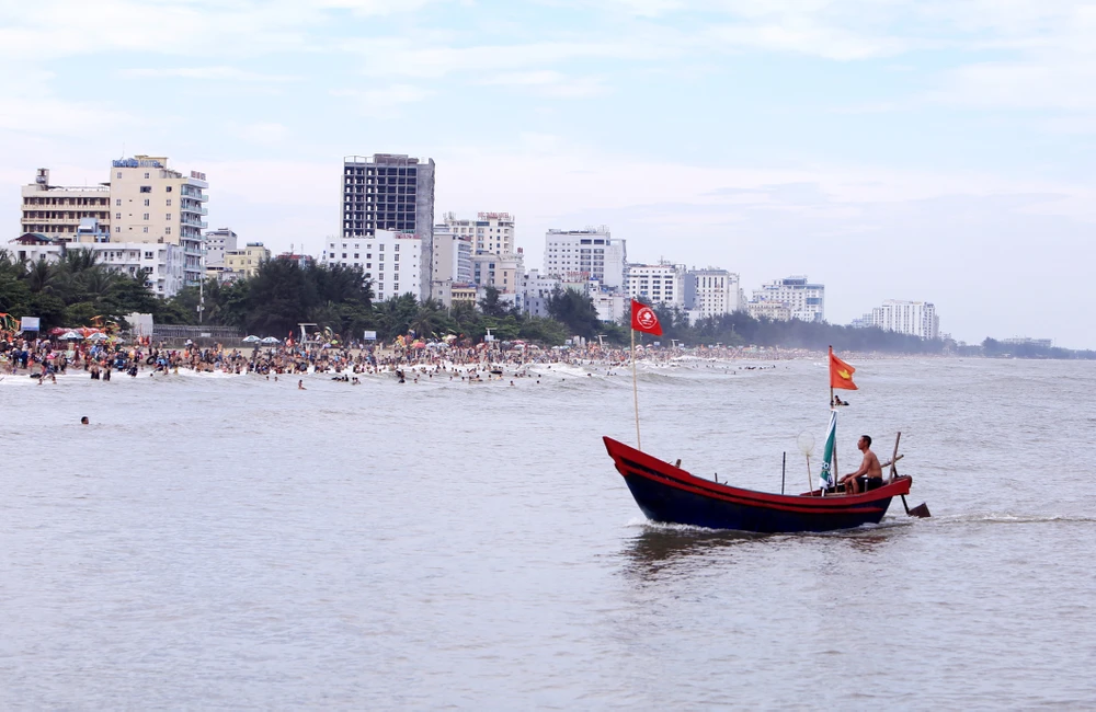 Du khách bất chấp nguy hiểm leo lên vách núi chụp ảnh biển Sầm Sơn - 14.JPG
