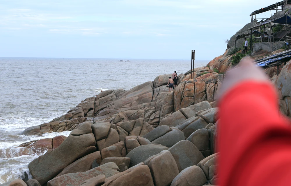 Du khách bất chấp nguy hiểm leo lên vách núi chụp ảnh biển Sầm Sơn - 4.JPG