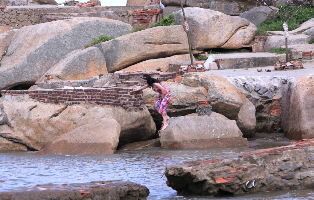 Du khách bất chấp nguy hiểm leo lên vách núi chụp ảnh biển Sầm Sơn -.JPG