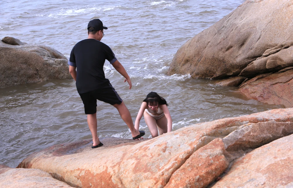 Du khách bất chấp nguy hiểm leo lên vách núi chụp ảnh biển Sầm Sơn - 52.JPG