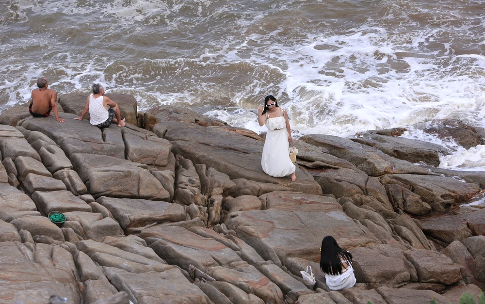 Du khách bất chấp nguy hiểm leo lên vách núi chụp ảnh biển Sầm Sơn - 6.JPG