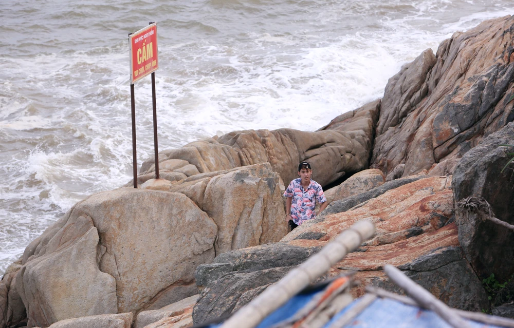 Du khách bất chấp nguy hiểm leo lên vách núi chụp ảnh biển Sầm Sơn - 8.JPG