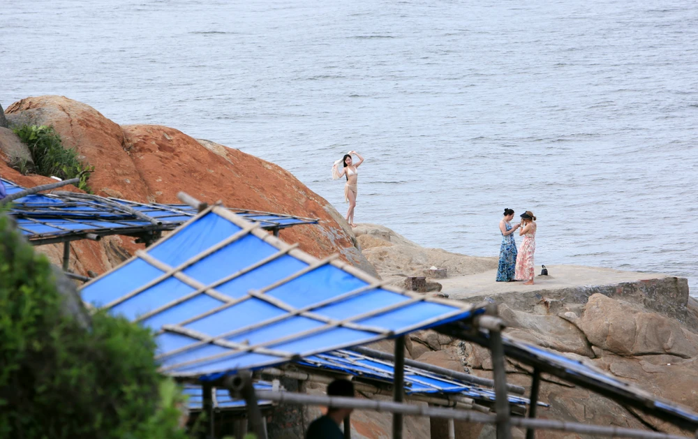 Du khách bất chấp nguy hiểm leo lên vách núi chụp ảnh biển Sầm Sơn - 9.JPG