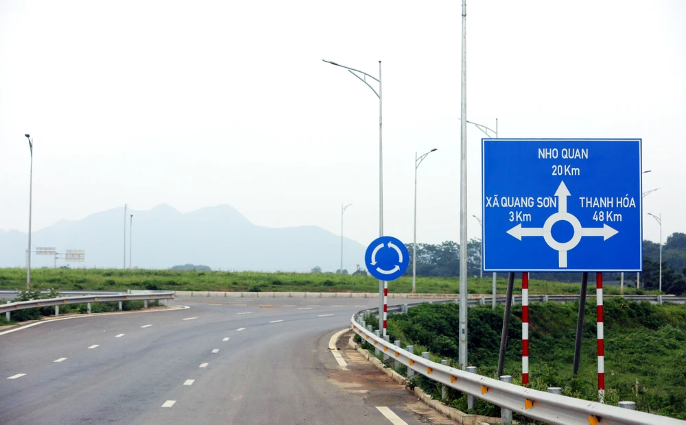 Cận cảnh nút giao thiết kế theo hình bán hoa thị trên cao tốc Mai Sơn – Quốc lộ 45 - 1.jpg