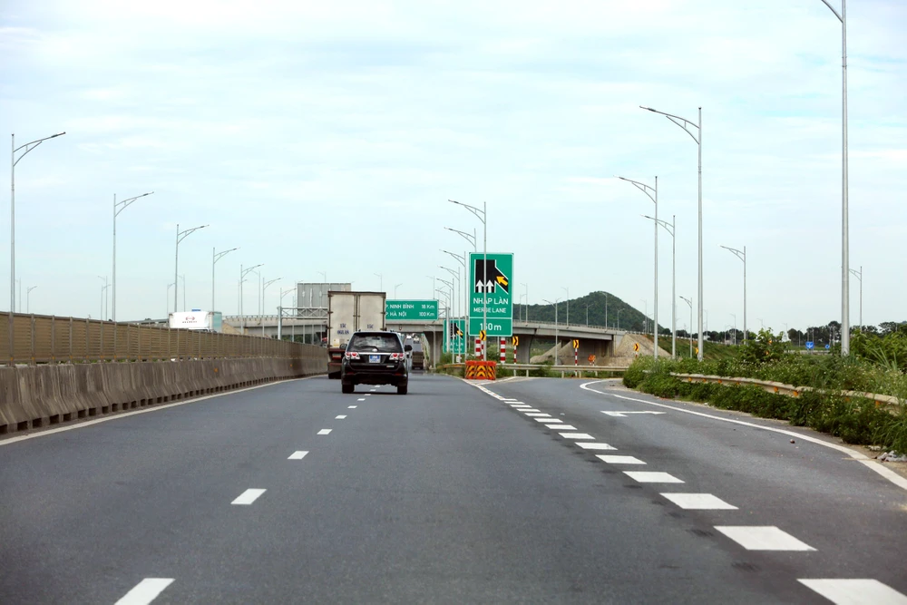 Cận cảnh nút giao thiết kế theo hình bán hoa thị trên cao tốc Mai Sơn – Quốc lộ 45 - 10.jpg