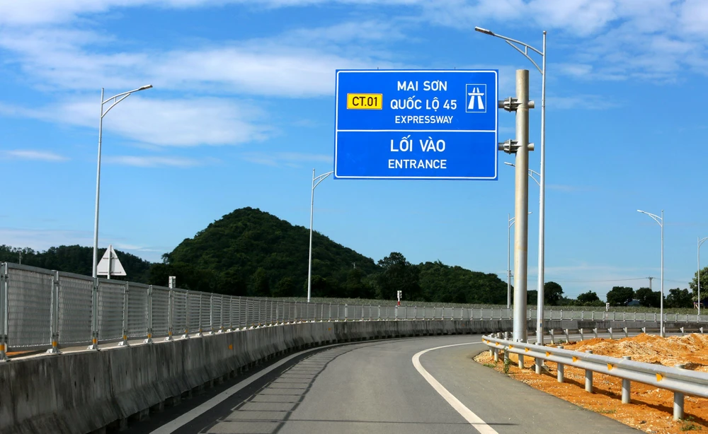 Cận cảnh nút giao thiết kế theo hình bán hoa thị trên cao tốc Mai Sơn – Quốc lộ 45 - 11.jpg