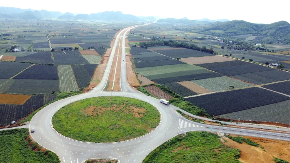 Cận cảnh nút giao thiết kế theo hình bán hoa thị trên cao tốc Mai Sơn – Quốc lộ 45 - 14.jpg