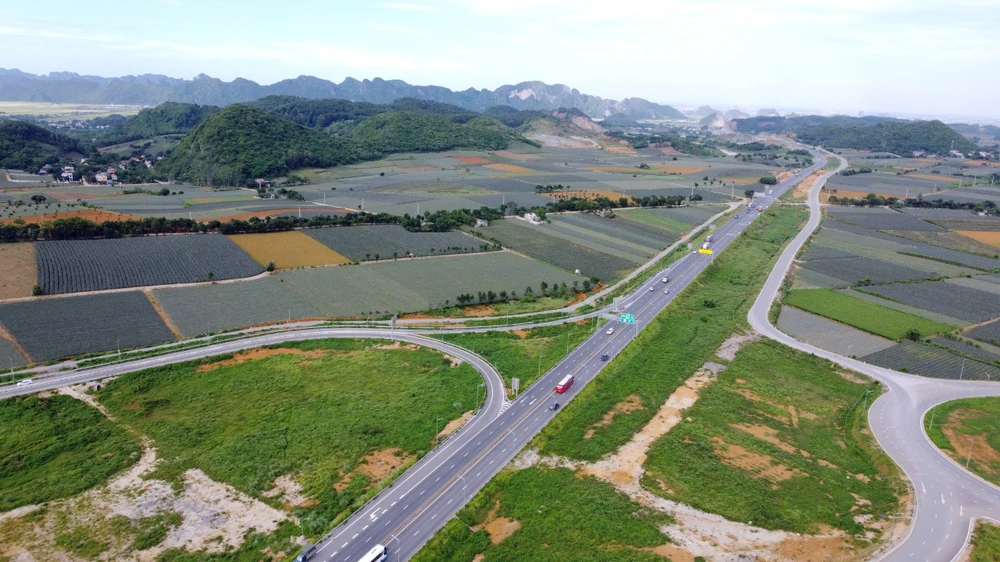 Cận cảnh nút giao thiết kế theo hình bán hoa thị trên cao tốc Mai Sơn – Quốc lộ 45 - 15.jpg