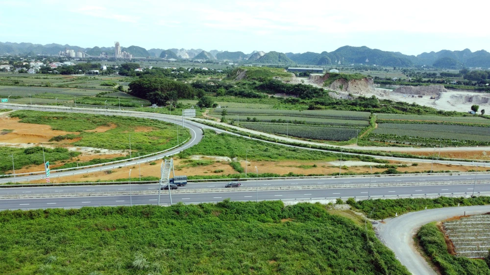 Cận cảnh nút giao thiết kế theo hình bán hoa thị trên cao tốc Mai Sơn – Quốc lộ 45 - 16.jpg