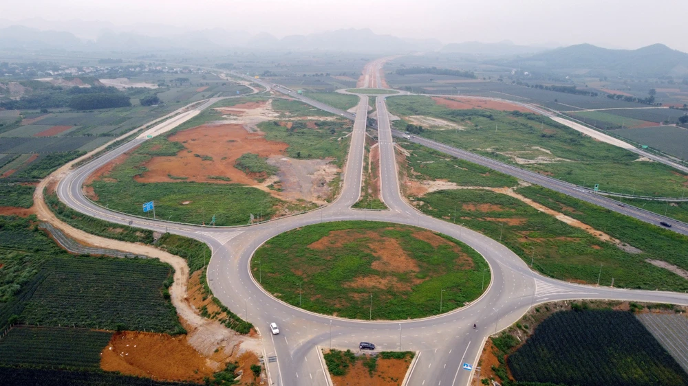 Cận cảnh nút giao thiết kế theo hình bán hoa thị trên cao tốc Mai Sơn – Quốc lộ 45 - 2.jpg