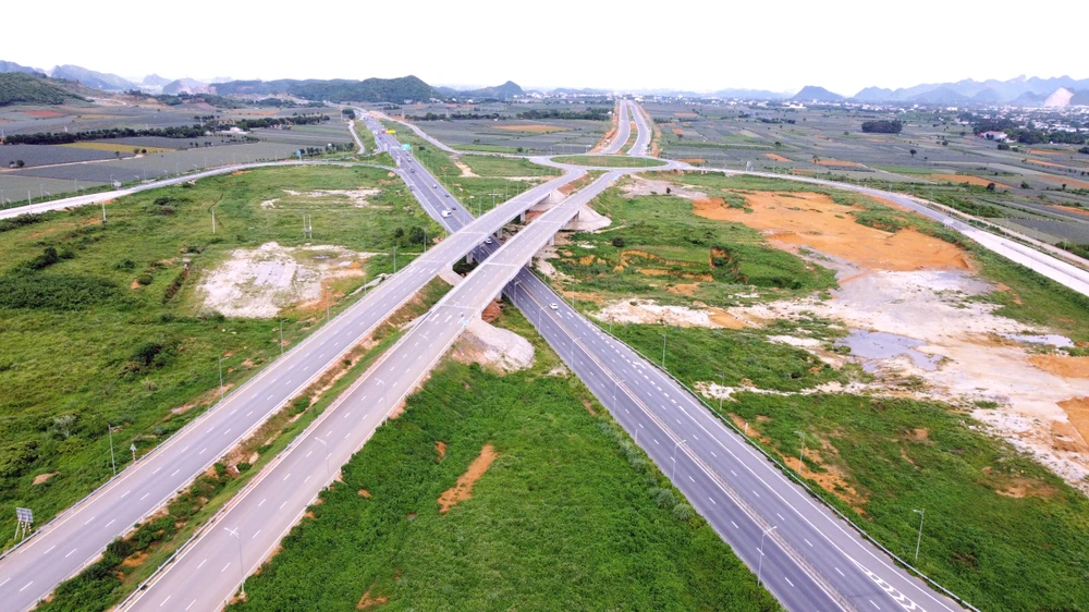 Cận cảnh nút giao thiết kế theo hình bán hoa thị trên cao tốc Mai Sơn – Quốc lộ 45 - 4.jpg