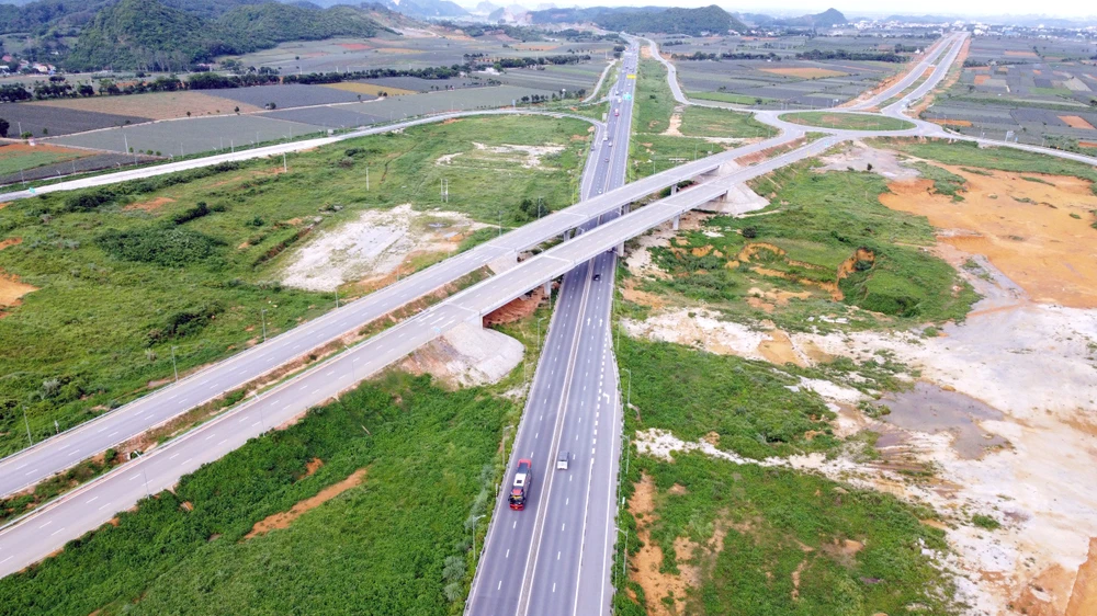 Cận cảnh nút giao thiết kế theo hình bán hoa thị trên cao tốc Mai Sơn – Quốc lộ 45 - 5.jpg