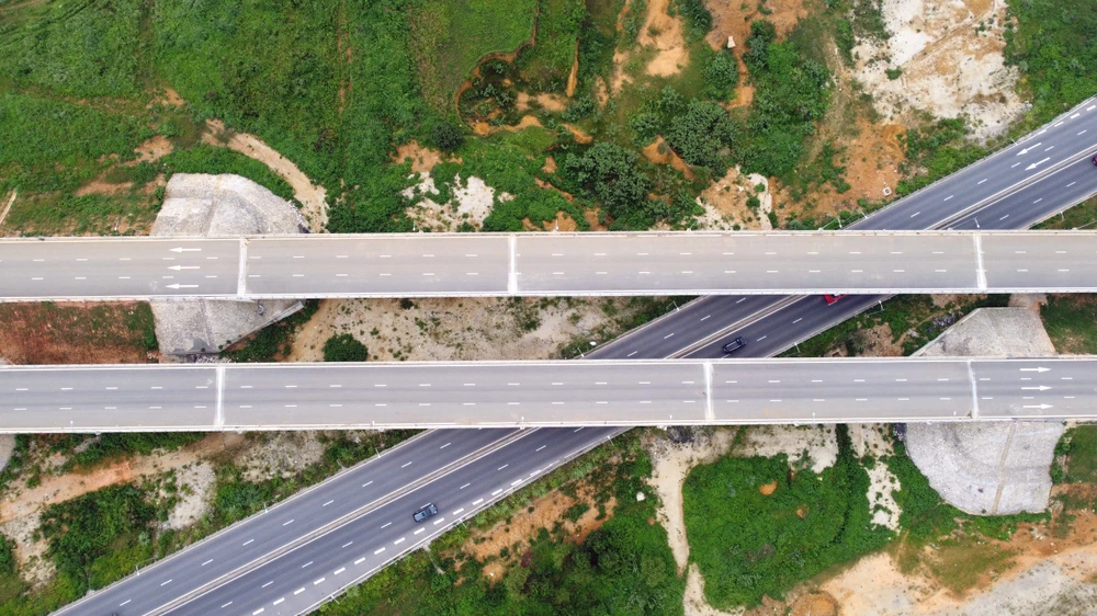 Cận cảnh nút giao thiết kế theo hình bán hoa thị trên cao tốc Mai Sơn – Quốc lộ 45 - 6.jpg