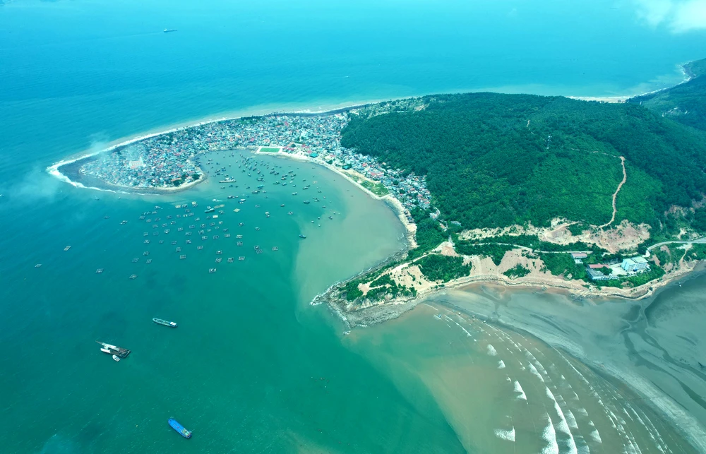 Vẻ đẹp kỳ vĩ của xã đảo Nghi Sơn nhìn từ trên cao khiến du khách mê mẩn -12.jpg